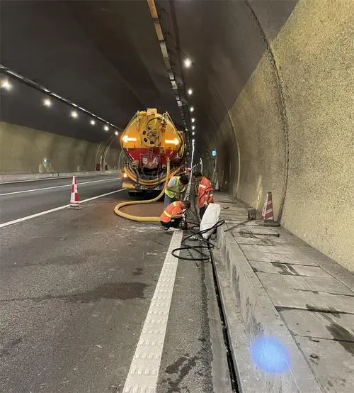 高邮隧道排水渠清淤